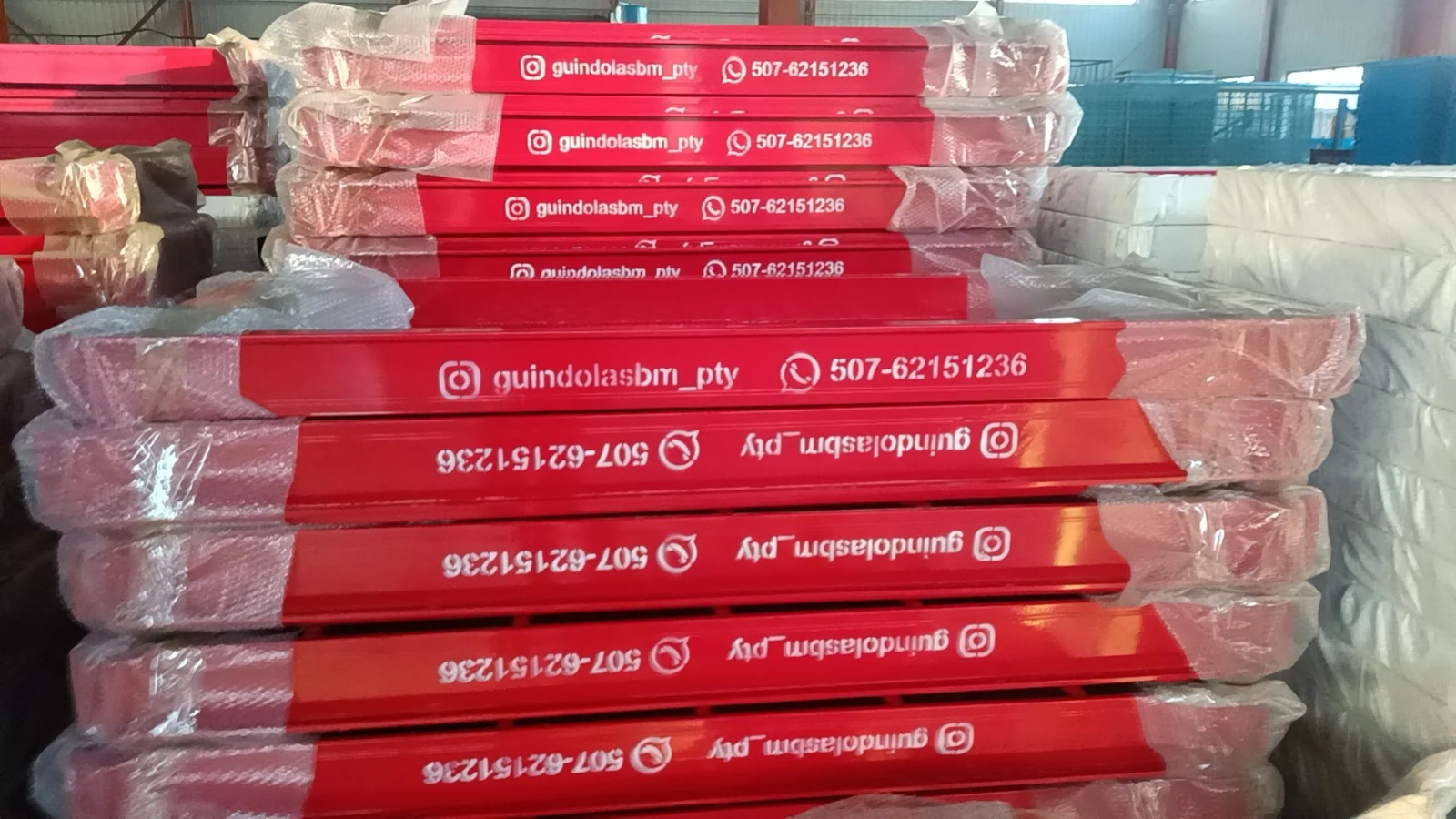 Componentes rojos de guindolas embalados y preparados para despacho
