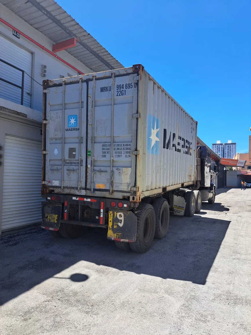 Contenedor marítimo transportado en camión