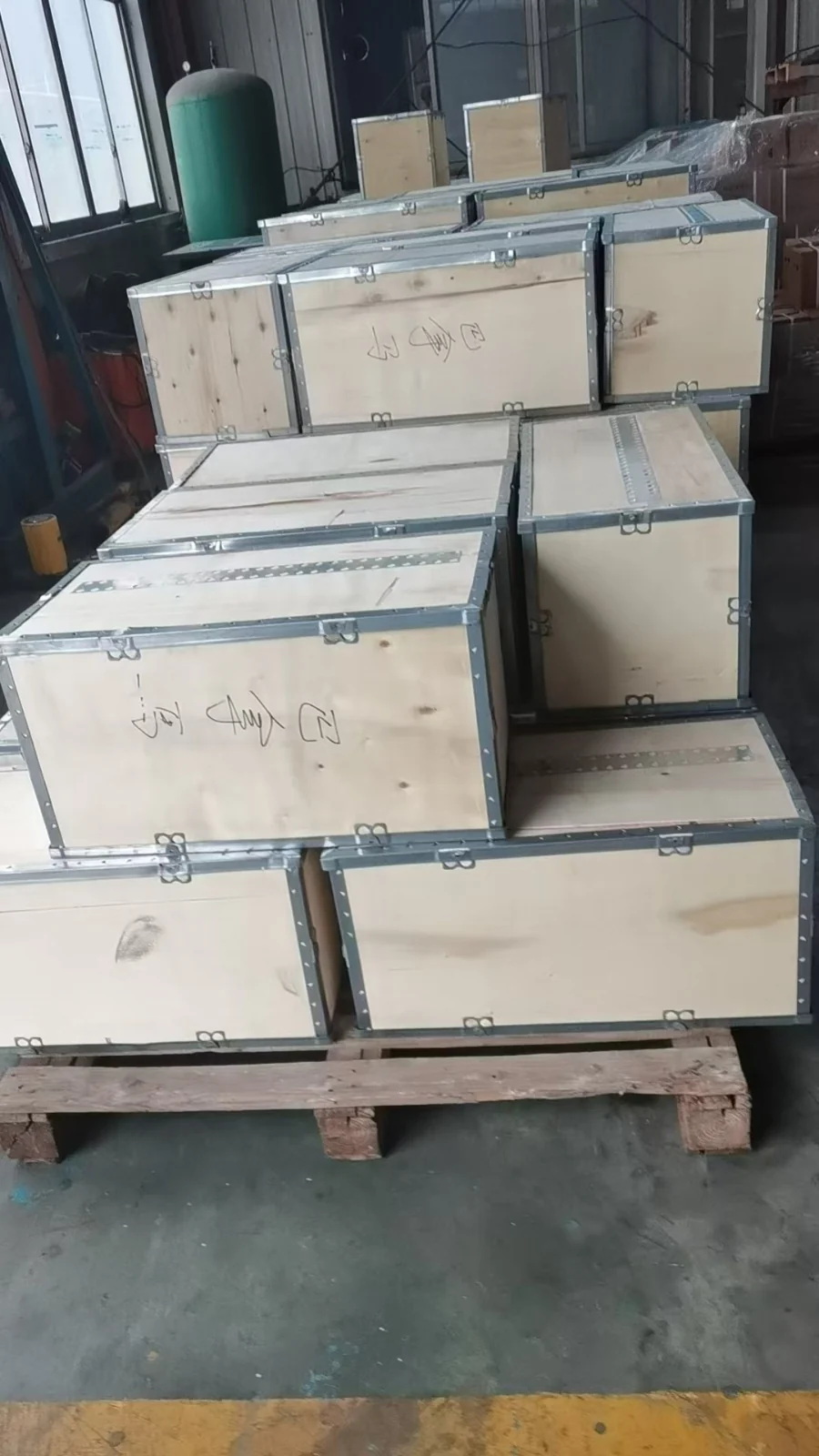 Cajas de madera con componentes preparadas para exportación