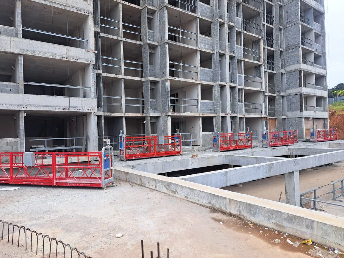 Varias guindolas de Grupo B&M preparadas frente a un edificio en construcción