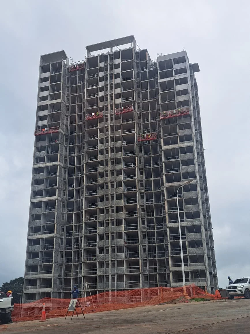 Guindolas operando simultáneamente en una torre en construcción
